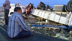 Hafif ticari araca çarpan TIR şoförü öldü