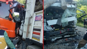Sinop'ta Kamyonlar Kafa Kafaya Çarpıştı: 2 Yaralı