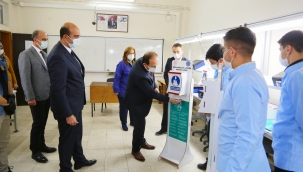 Şırnak'ta lise öğrencileri 'Ateş ölçümü yapabilen sensörlü dezenfektan cihazı' üretti