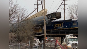 Amerika Birleşik Devletleri'nde bir tren raydan çıktı, tonlarca yakıt döküldü - VİDEO