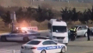 Azerbaycan'da şoför aracı polislerin üzerine sürdü