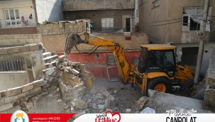 Haliliye Belediyesi, riskli ve metruk yapıların yıkımını gerçekleştiriyor