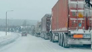 Rusya-Gürcistan sınırında yaklaşık 400 kamyon bekliyor