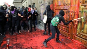 Meksika'da kadınlar dayanışma içinde yürüyor: 80 kişi yaralandı