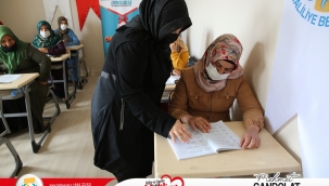 Kırmızı kurdele projesi ile kadınlar okuma-yazma öğreniyor