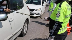 Polislerden sosyal mesafeli denetim