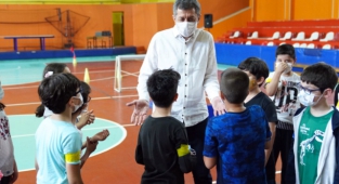 Bakan Selçuk, Okullarda bugün başlayan etkinliklerde öğrencilerle bir araya geldi