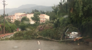 Manisa'da akşam saatlerinde etkili olan fırtına ve yağış etkili oldu