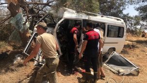 Şanlıurfa'da araçta sıkışan şahıs itfaiye tarafından kurtarıldı