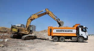 Şanlıurfa Mehmetçik'te yeni yollar için kollar sıvandı