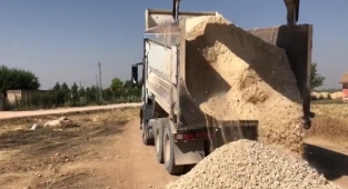 Suruç'ta köy içi yolların yapımı devam ediyor