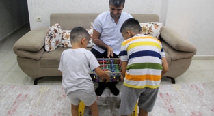 Yetiştirme Yurdunda Büyüyen Baba Koruyucu Aile Olarak 2 Çocuğa Evinin Kapısını Açtı