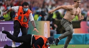 EURO 2020 finalinde sahaya giren taraftar Türk'müş