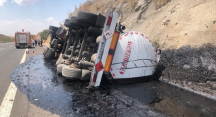 Gaziantep Şanlıurfa otoyolunda tanker devrildi