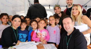 Ünlü isimler Deprem Çadırında çocuklara sürpriz yaptı!