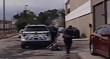 2020'de karakolun önünde suçlu ile Chicago polisleri arasındaki çatışma