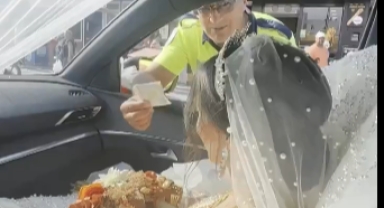 Düğün Arabasını Durduran Polis Damattan Aldığı Parayı Geline Taktı